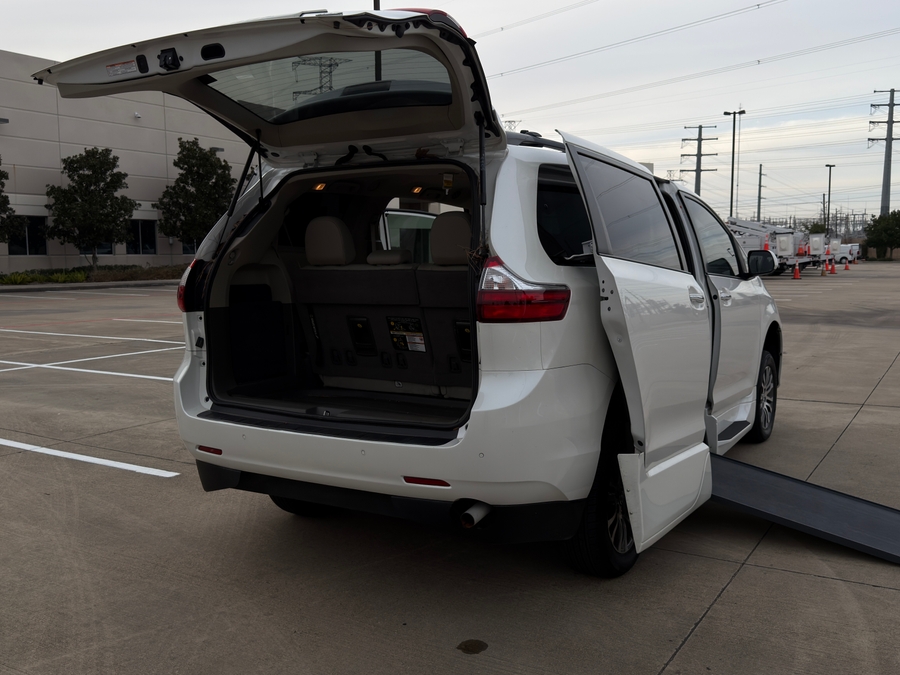 Used 2020 Toyota Sienna XLE - VMI Side Entry Entry In Floor Automatic Ramp