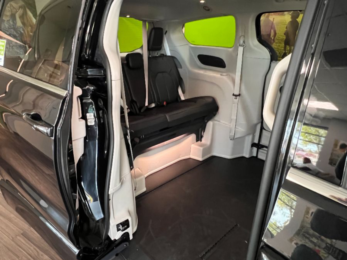 2023 CHRYSLER PACIFICA - Image 2