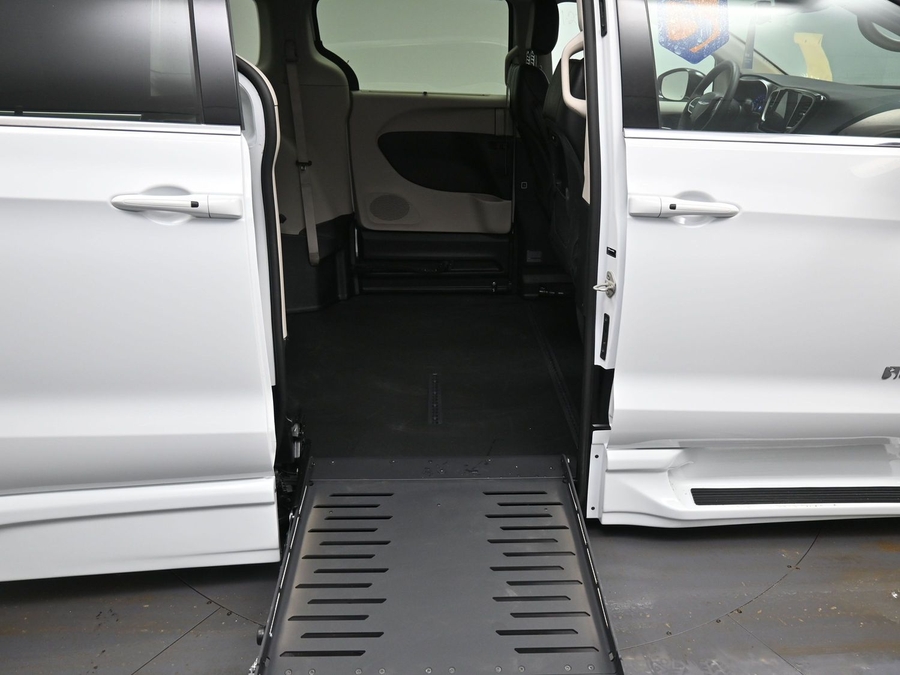 White Chrysler Pacifica image number 11