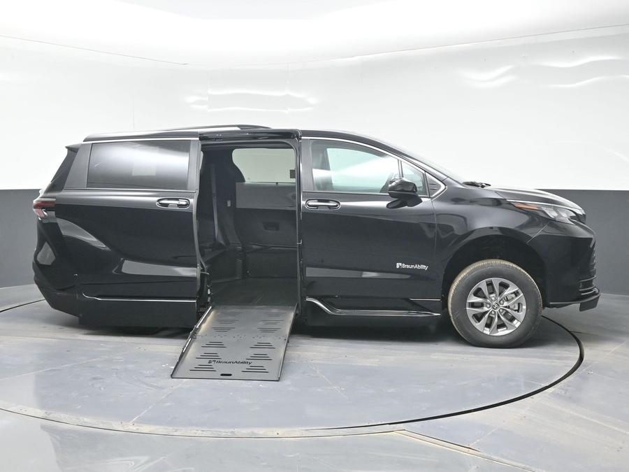 Black Toyota Sienna image number 7