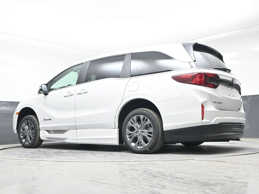 White Honda Odyssey image number 20