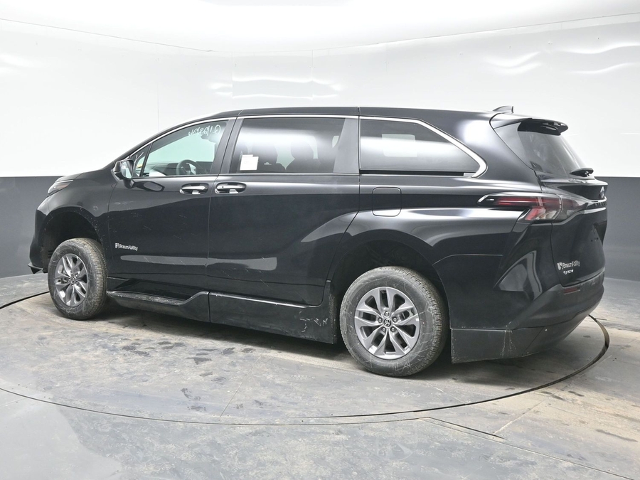 Black Toyota Sienna image number 3