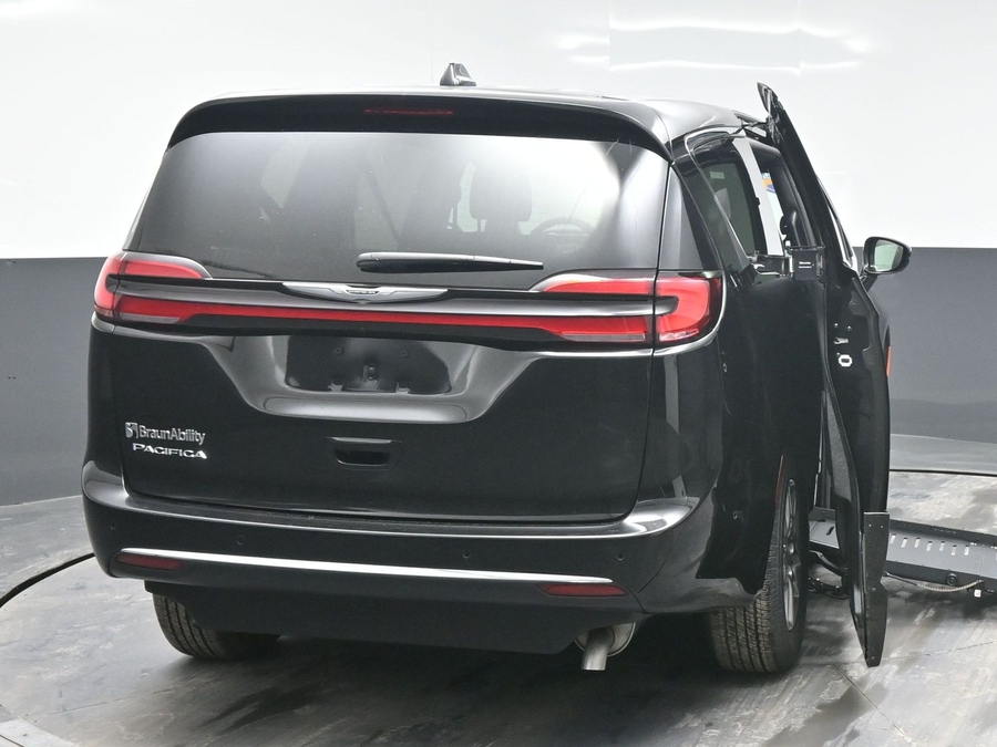 Black Chrysler Pacifica image number 3