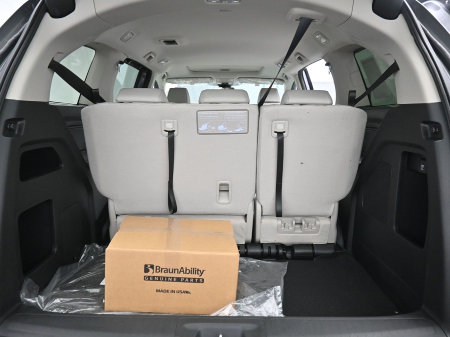 Grey Honda Odyssey image number 13
