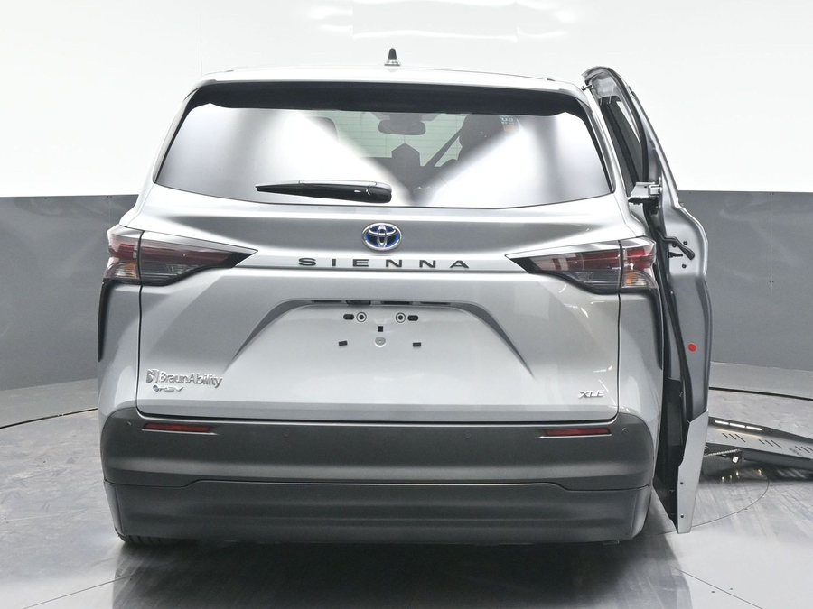 New 2025 Toyota Sienna Hybrid XLE Base - BraunAbility Side Entry Entry Fold Out Automatic Ramp