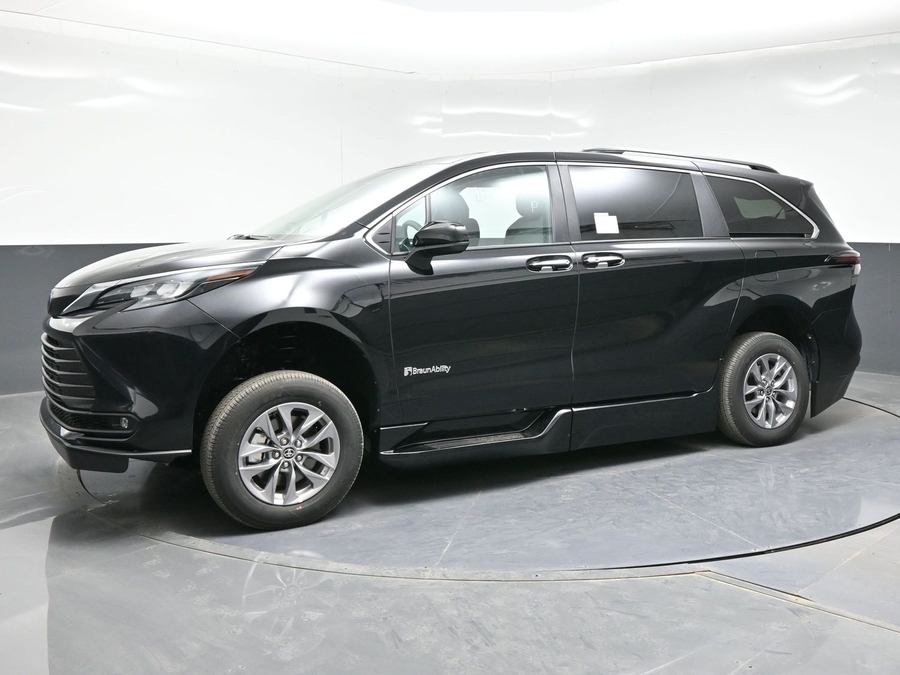 Black Toyota Sienna image number 2