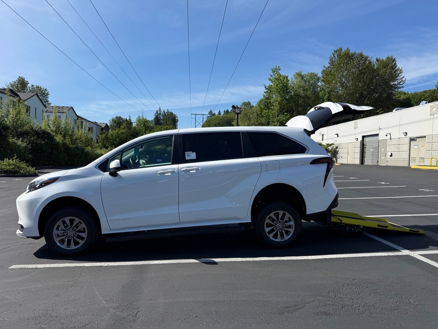 New 2026 Toyota Sienna Hybrid LE w swivel 2nd row - Vantage Mobility Commercial Rear Entry Entry Fold Out Manual Ramp