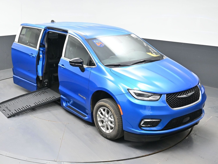 Blue Chrysler Pacifica image number 19