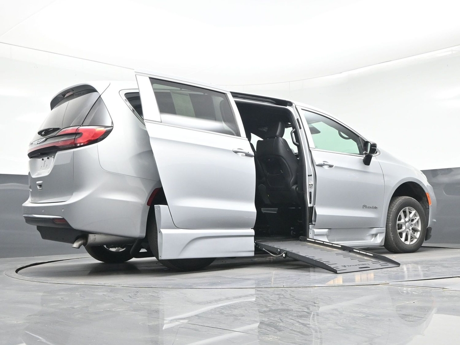 Silver Chrysler Pacifica image number 18