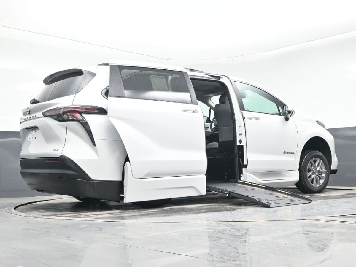 2025 TOYOTA SIENNA - Image 8