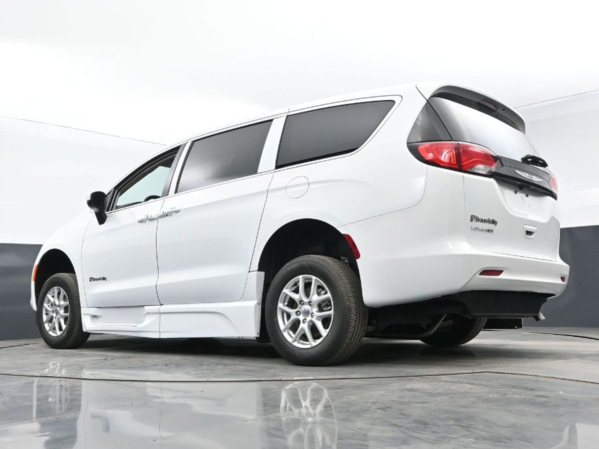White Chrysler Voyager image number 18