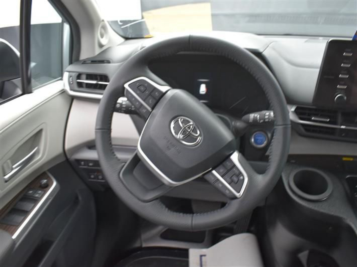 2023 TOYOTA SIENNA - Image 13