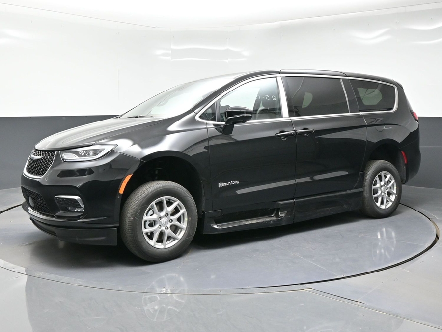 2026 Chrysler Pacifica Select's photo