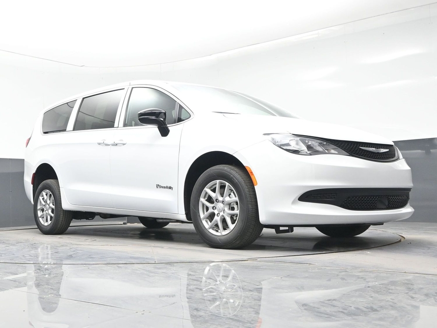 White Chrysler Voyager image number 15