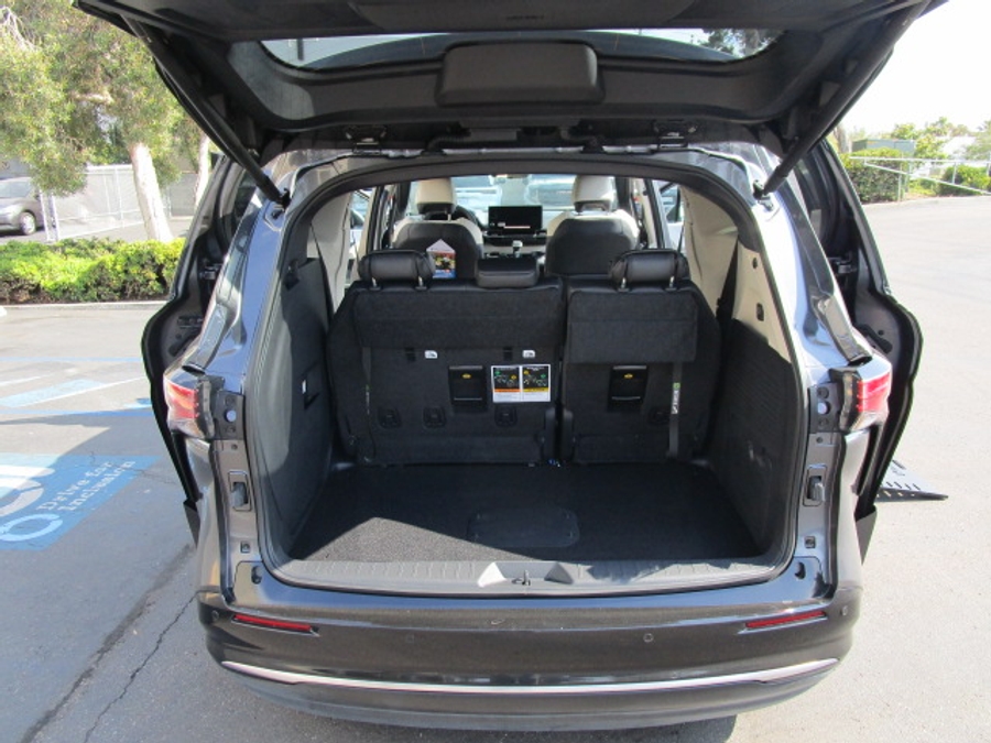 New 2025 Toyota Sienna Hybrid Platinum - BraunAbility Side Entry Entry Fold Out Automatic Ramp