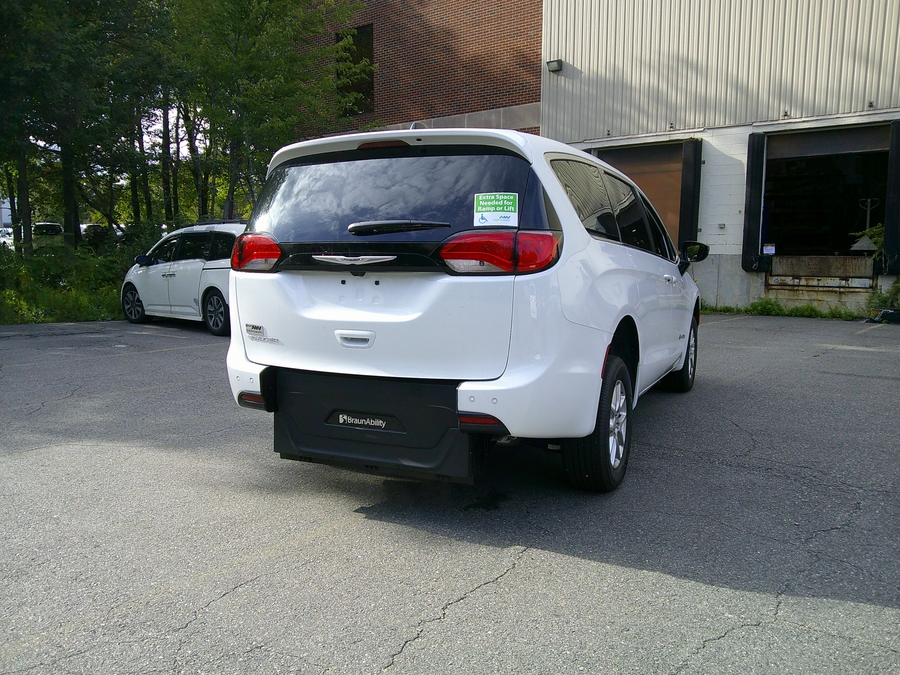 White Chrysler Voyager image number 8