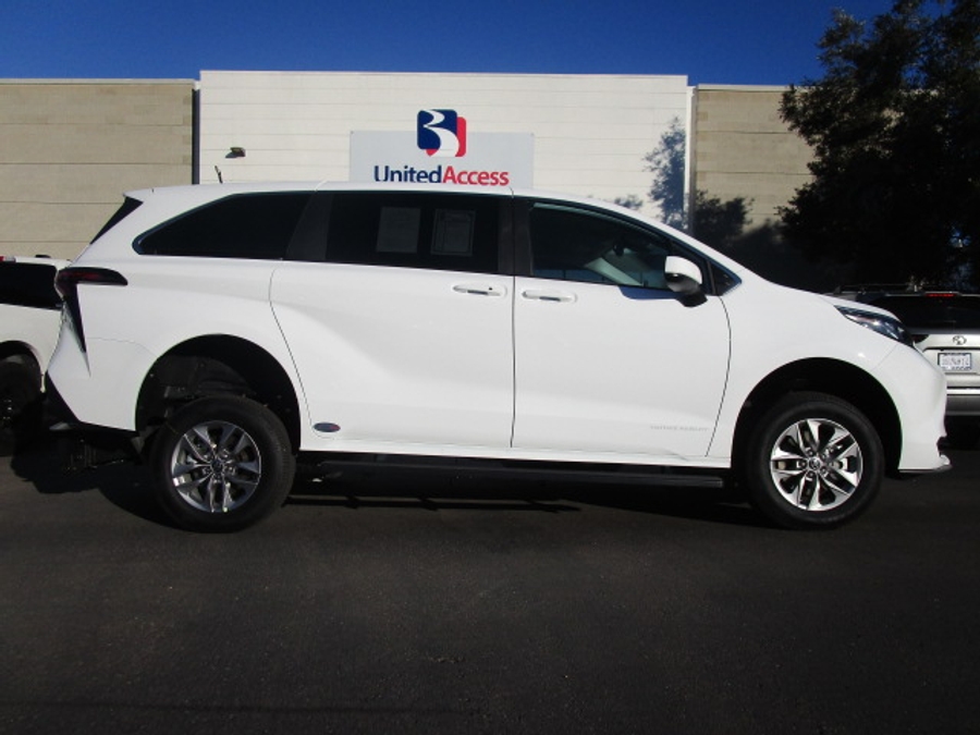 New 2026 Toyota Sienna Hybrid LE - Vantage Mobility Commercial Rear Entry Entry Fold Out Manual Ramp