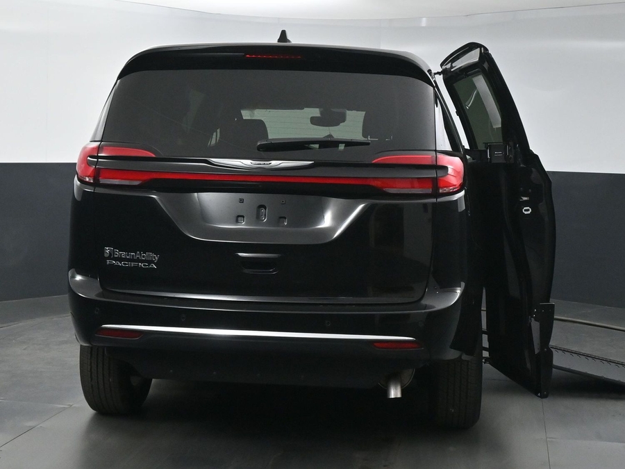 New 2025 Chrysler Pacifica Select Safety - BraunAbility Side Entry Entry In Floor Automatic Ramp