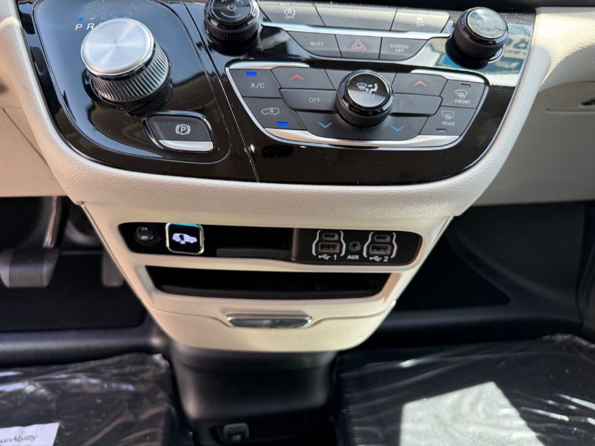 White Chrysler Voyager image number 11