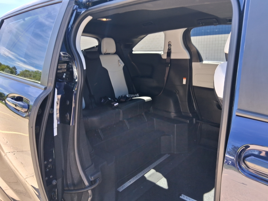 Blue Toyota Sienna image number 8