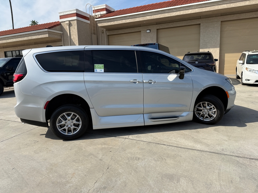 Silver Chrysler Pacifica image number 11