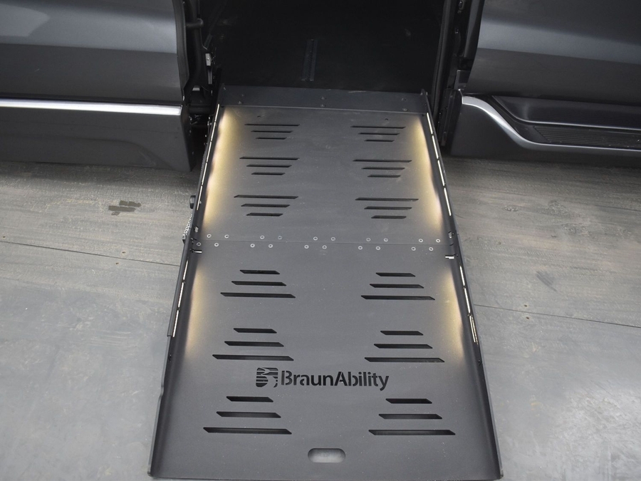 New 2025 Toyota Sienna Hybrid XLE Base - BraunAbility Side Entry Entry Fold Out Automatic Ramp