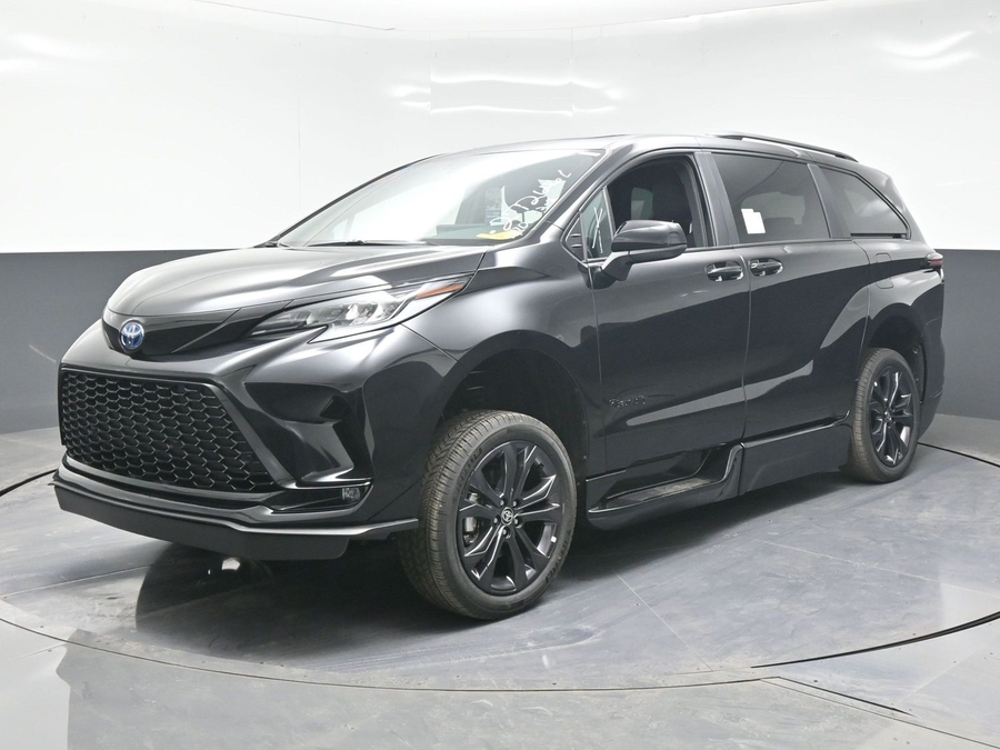 New 2025 Toyota Sienna Hybrid XSE Sport - BraunAbility Side Entry Entry Fold Out Automatic Ramp