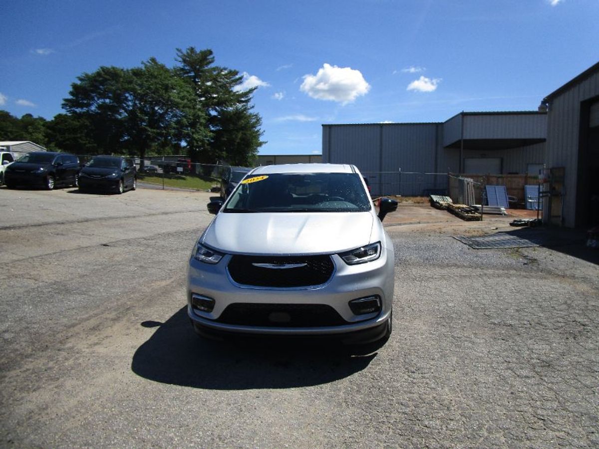 Silver Chrysler Pacifica image number 1