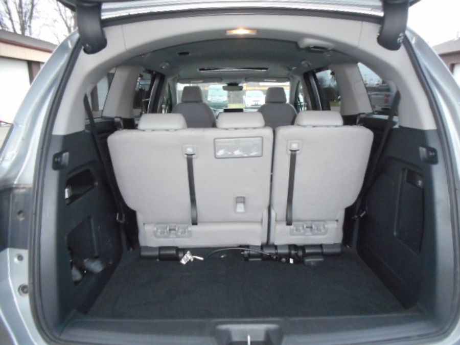 Silver Honda Odyssey image number 21