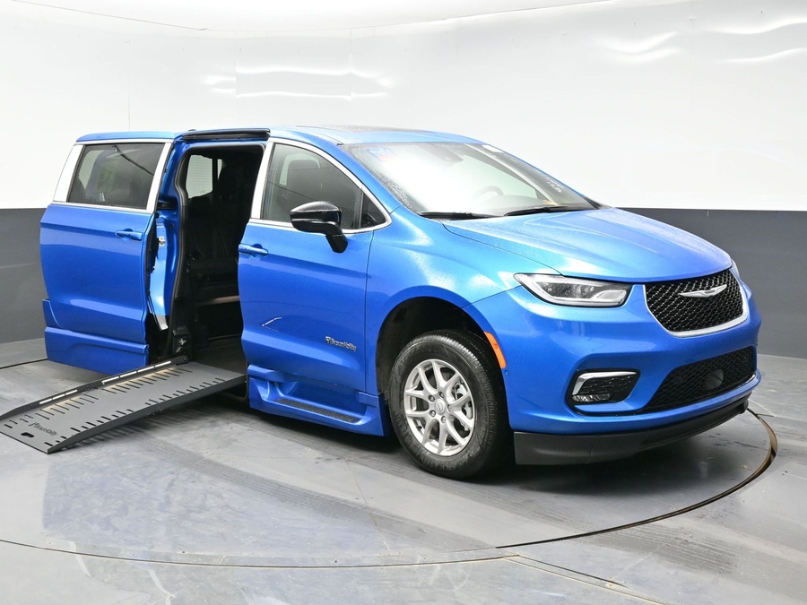 New 2026 Chrysler Pacifica Select Plus - BraunAbility Side Entry Entry Fold Out Automatic Ramp