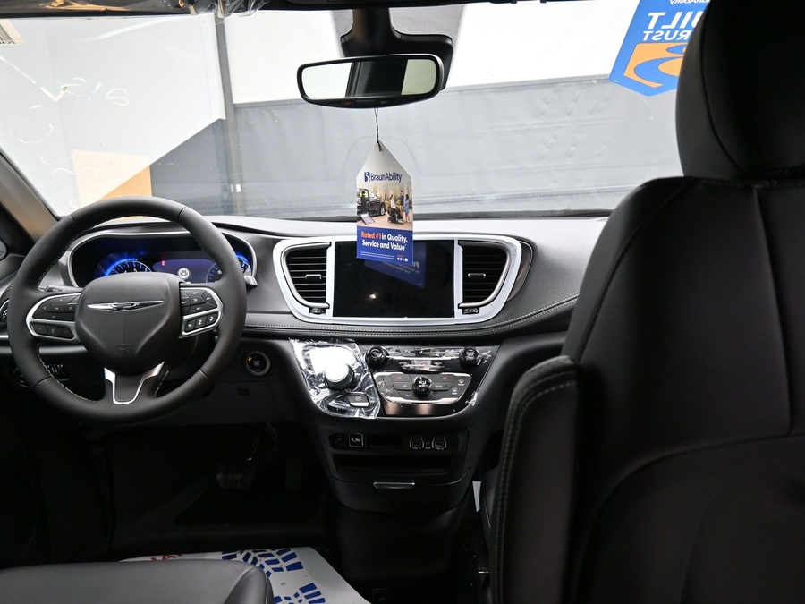 Black Chrysler Pacifica image number 16