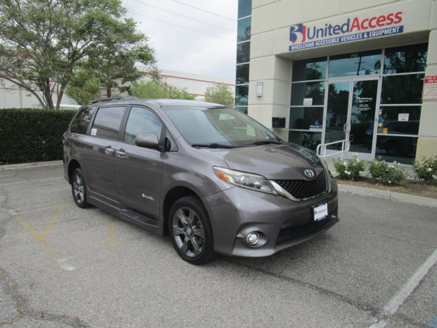 Used 2016 Toyota Sienna SE - BraunAbility Side Entry Entry Fold Out Automatic Ramp