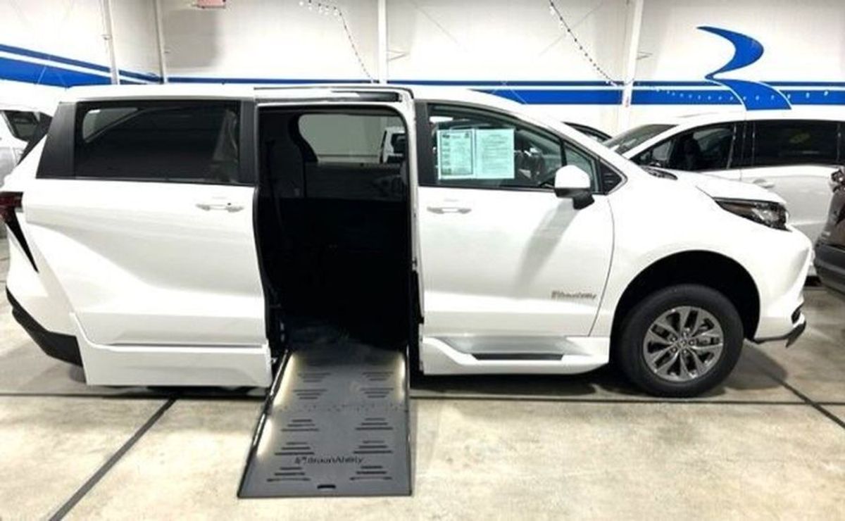 White Toyota Sienna image number 15
