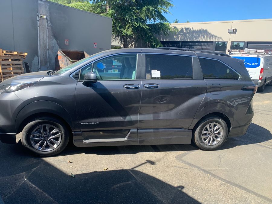 New 2025 Toyota Sienna Hybrid XLE Plus - VMI Side Entry Entry In Floor Automatic Ramp