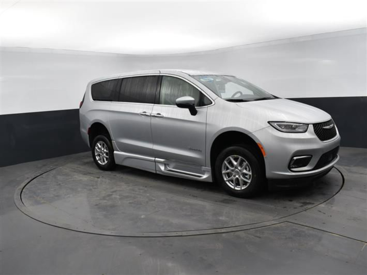 Silver Chrysler Pacifica image number 15