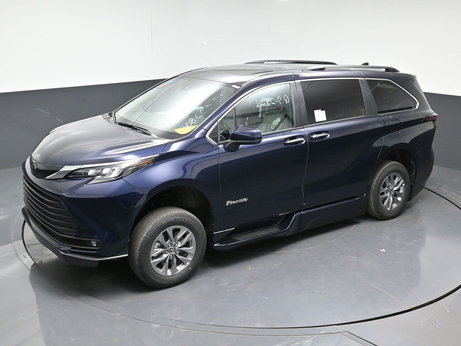 Blue Toyota Sienna image number 18