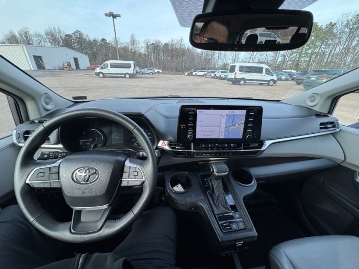 Black Honda Odyssey image number 5