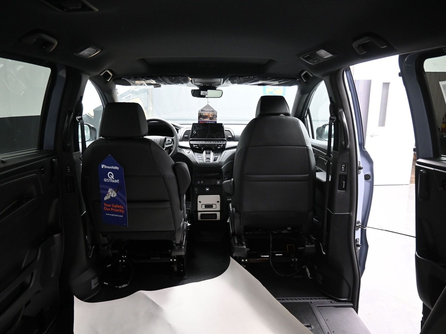 Grey Honda Odyssey image number 14