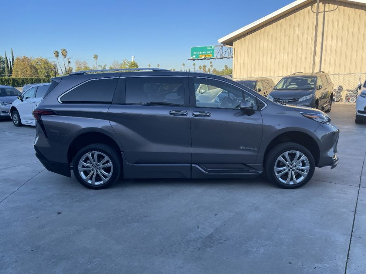 2023 TOYOTA SIENNA - Image 5