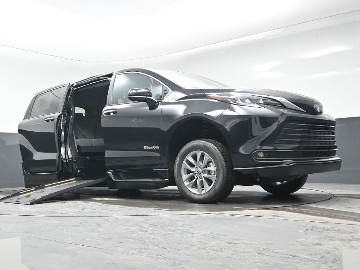 Black Toyota Sienna image number 21