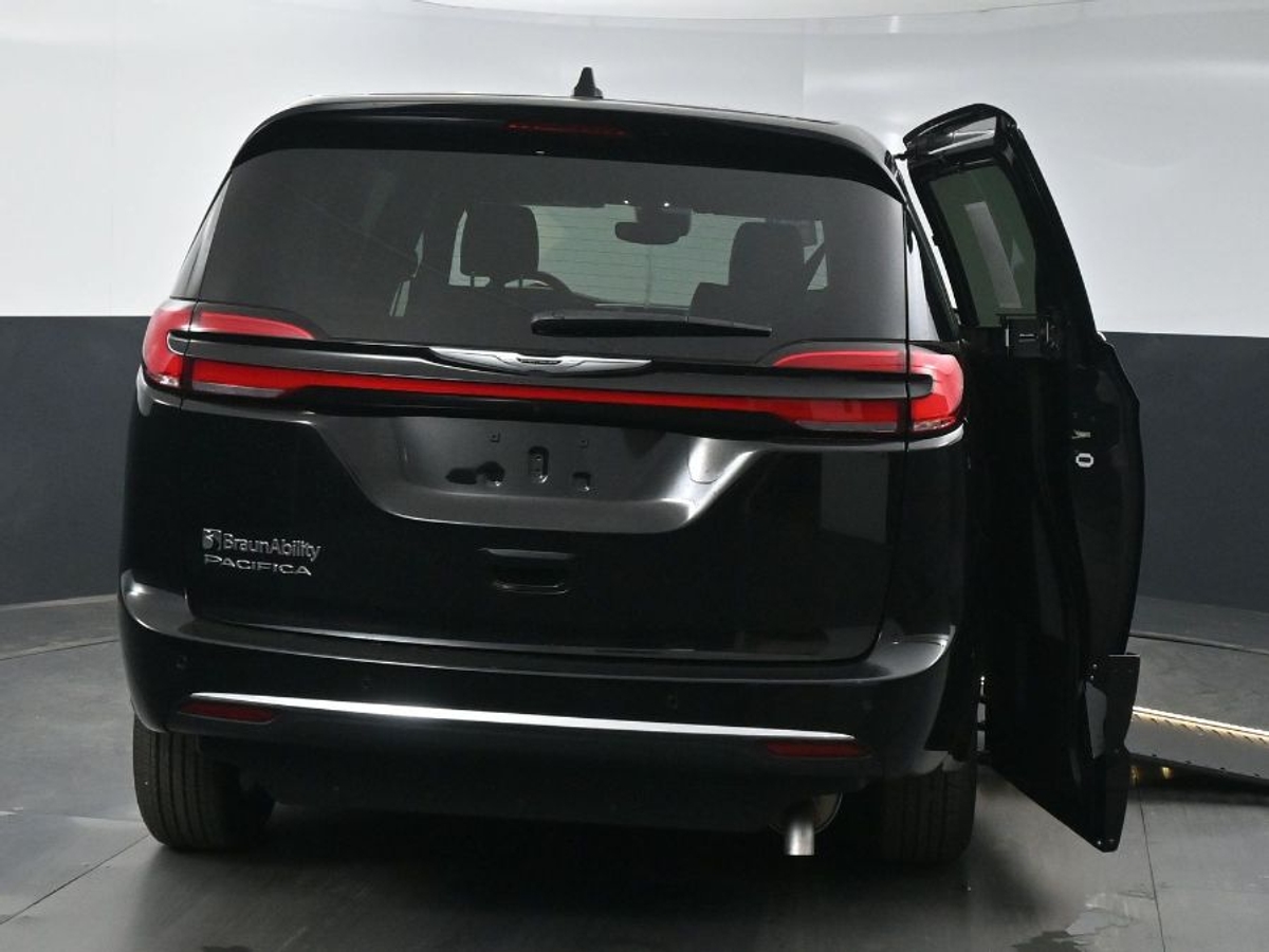 Black Chrysler Pacifica image number 5