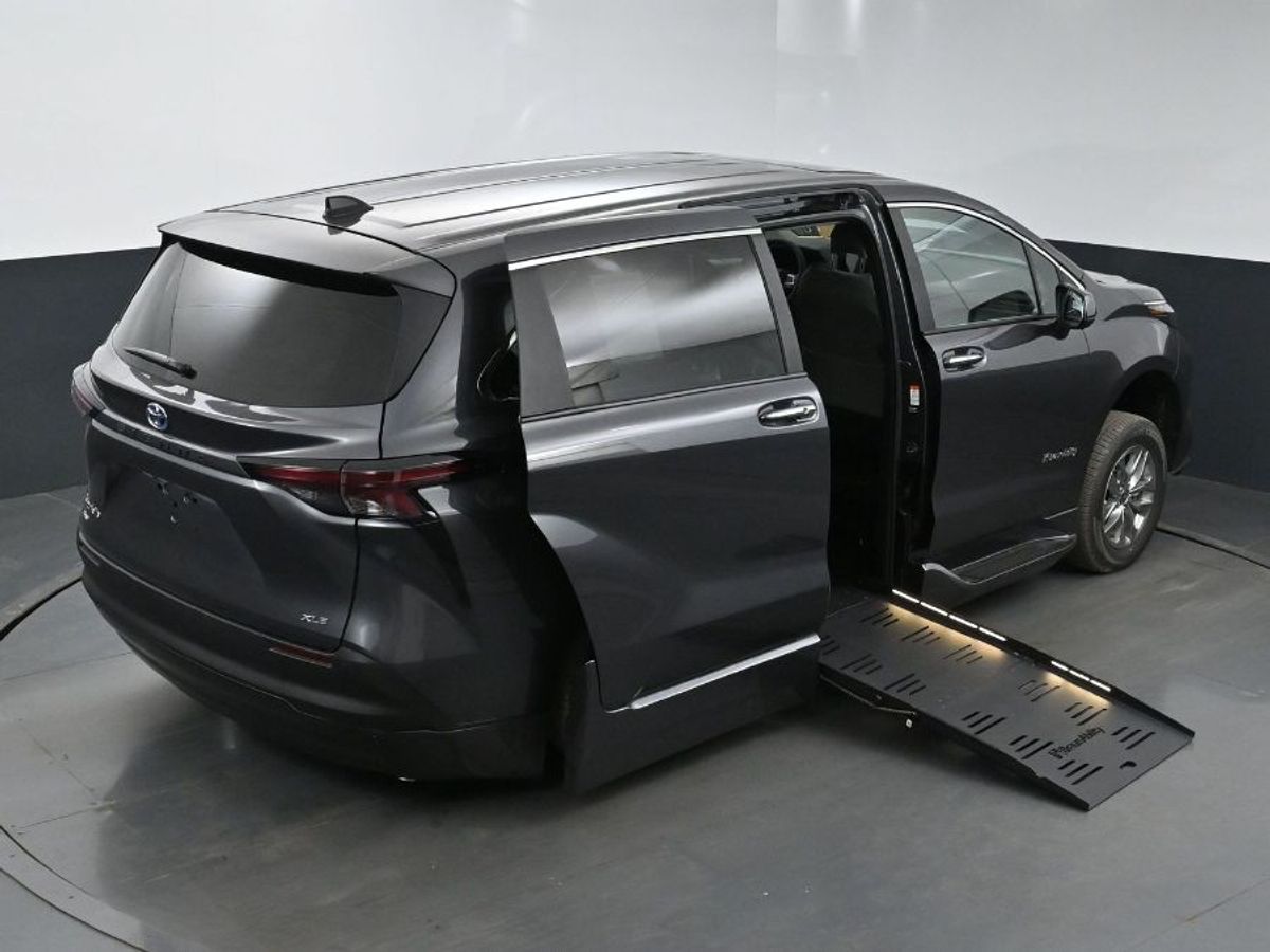 2025 TOYOTA SIENNA - Image 29
