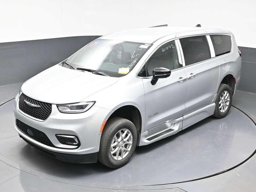 Silver Chrysler Pacifica image number 15