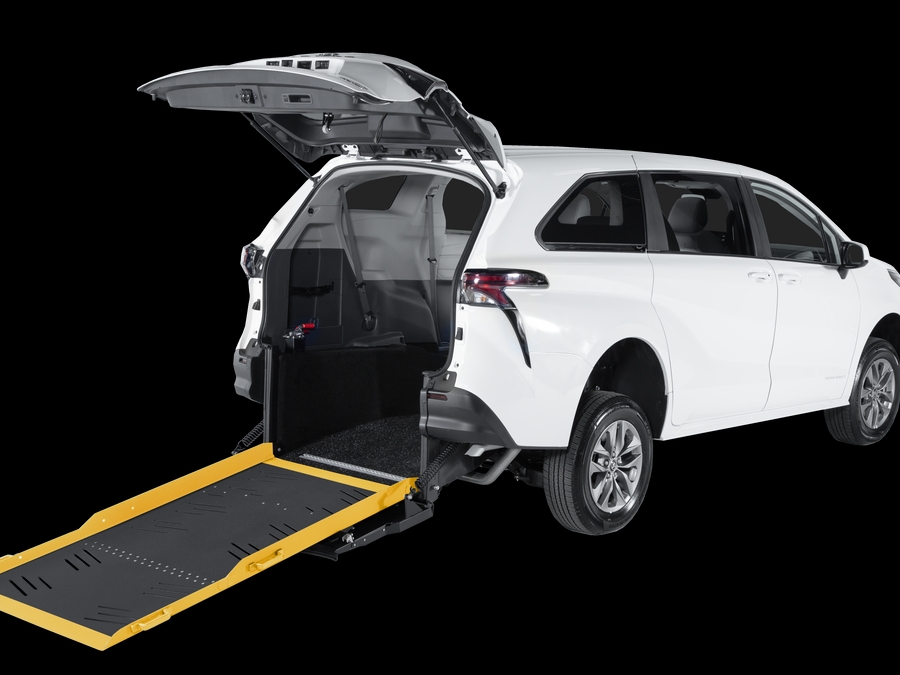 New 2026 Toyota Sienna Hybrid LE - Vantage Mobility Commercial Rear Entry Fold Out Manual Ramp