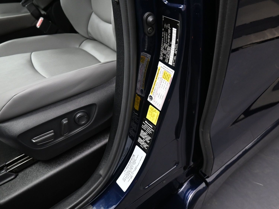 Blue Toyota Sienna image number 16