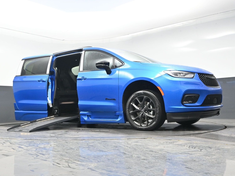 New 2026 Chrysler Pacifica Select Sport - BraunAbility Side Entry Entry Fold Out Automatic Ramp