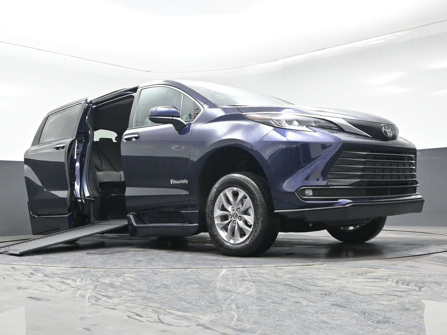 New 2026 Toyota Sienna Hybrid XLE Add - BraunAbility Side Entry Entry In Floor Automatic Ramp