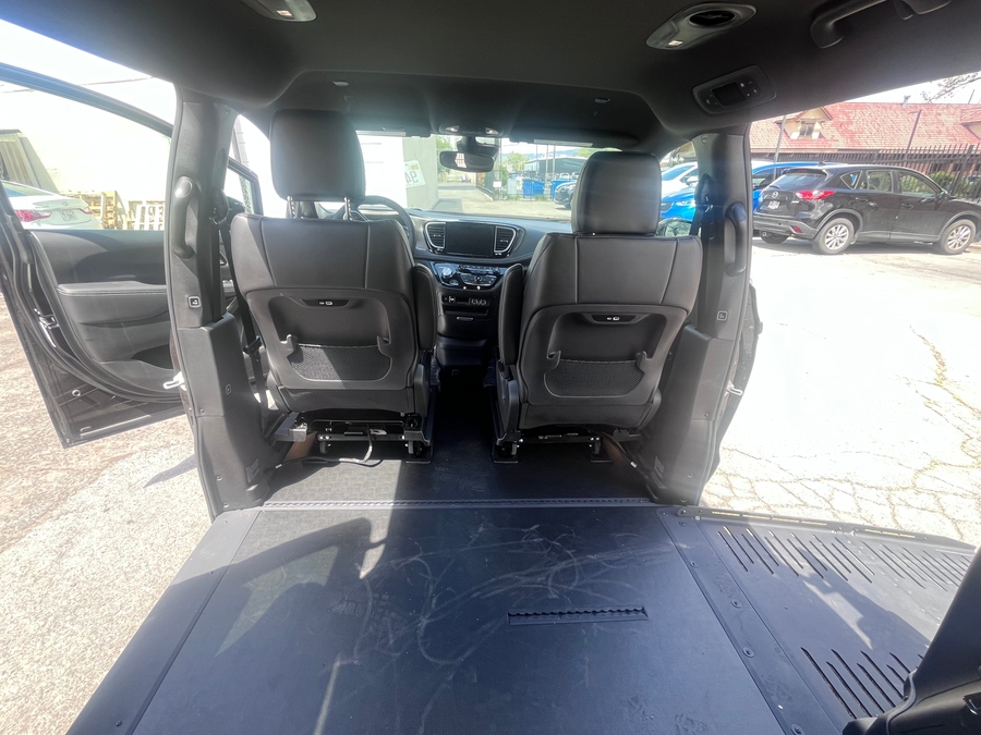 Blue Chrysler Pacifica image number 9