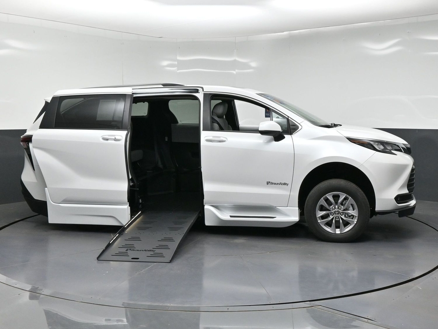 White Toyota Sienna image number 7