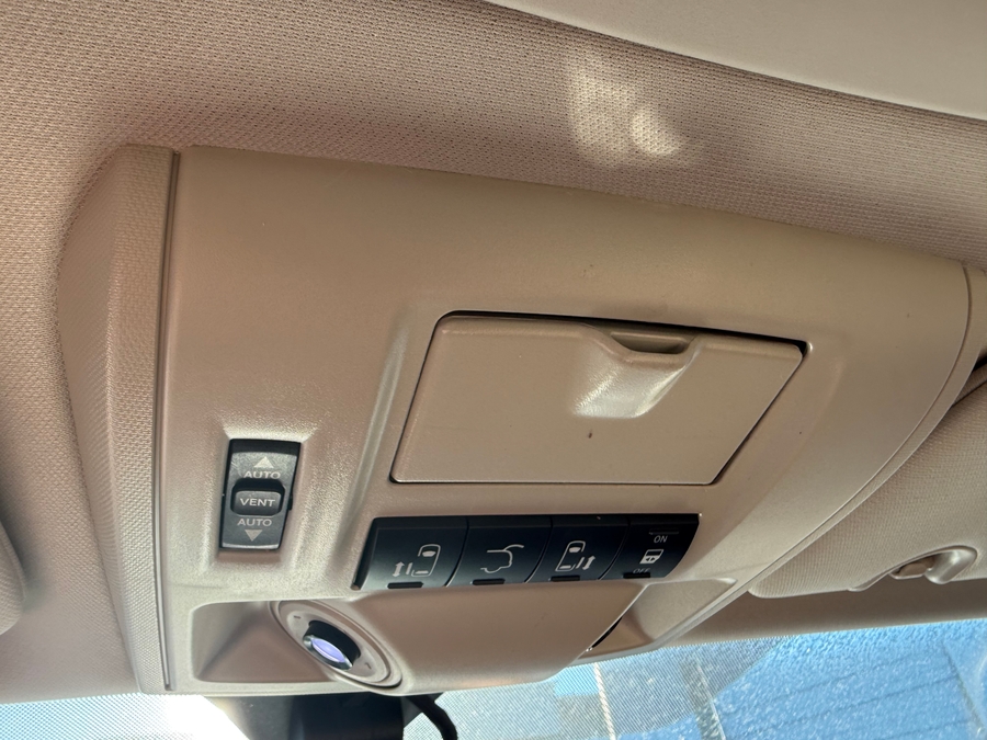  Chrysler Town and Country image number 2
